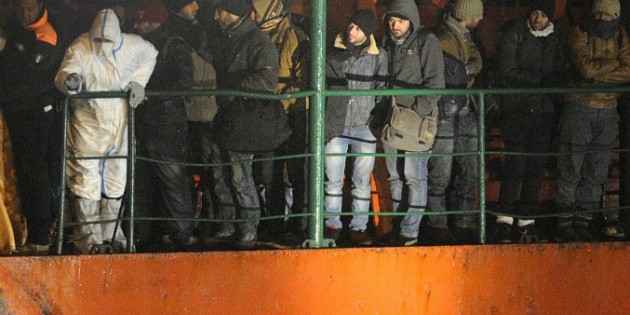 L’Italia controlla la nave abbandonata con 450 immigrati