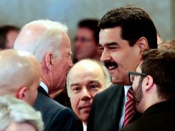 El vicepresidente de EU, Joe Biden (c-i), sostiene breve encuentro con el presidente de Venezuela, Nicolás Maduro (c-d). NTX / PRESIDENCIA VENEZUELA