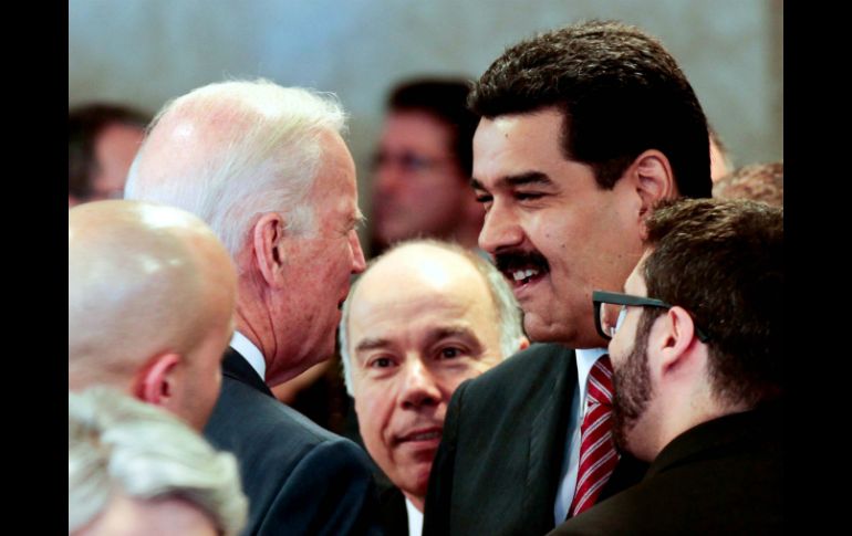 El vicepresidente de EU, Joe Biden (c-i), sostiene breve encuentro con el presidente de Venezuela, Nicolás Maduro (c-d). NTX / PRESIDENCIA VENEZUELA