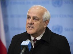 El embajador palestino ante la ONU, Riyad Mansour, entrega los documentos llamados 'instrumentos de ratificación'. AFP / E. Schneider