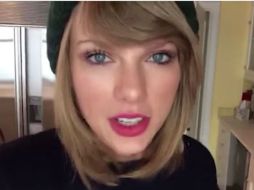 La grabación muestra a Taylor envolviendo y escribiendo personalmente las cartas a sus ''fans''. YOUTUBE / Taylor Swift