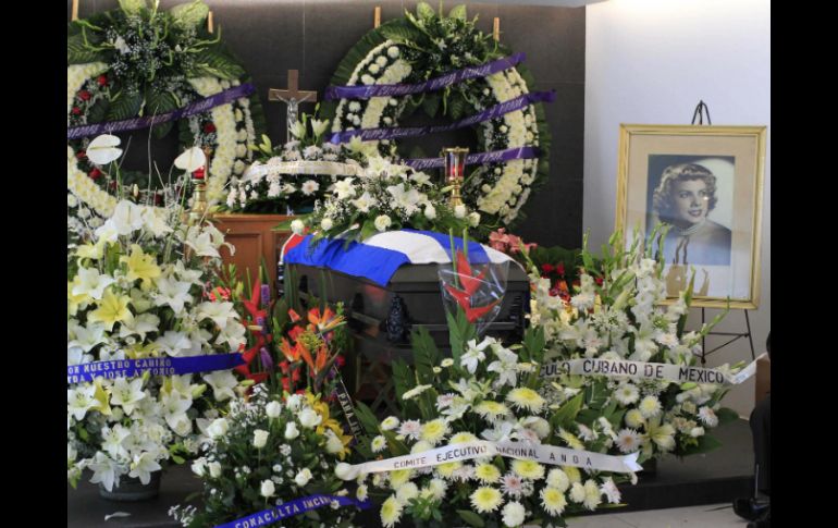 El féretro de Ninón, está cubierto con una bandera cubana, luce colmado de coronas y arreglos florales. SUN / A. Salinas