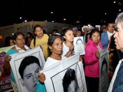 Padres de los estudiantes desaparecidos se colocaron en las casetas de cobro y pidieron cooperación voluntaria. NTX / ARCHIVO