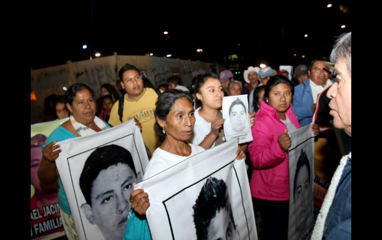 Padres de los estudiantes desaparecidos se colocaron en las casetas de cobro y pidieron cooperación voluntaria. NTX / ARCHIVO