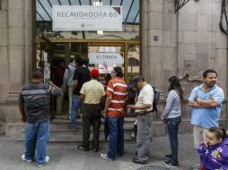 Los cumplidores se dieron cita desde temprana hora de la mañana en las distintas recaudadoras de la metrópoli. EL INFORMADOR / A. Hernández