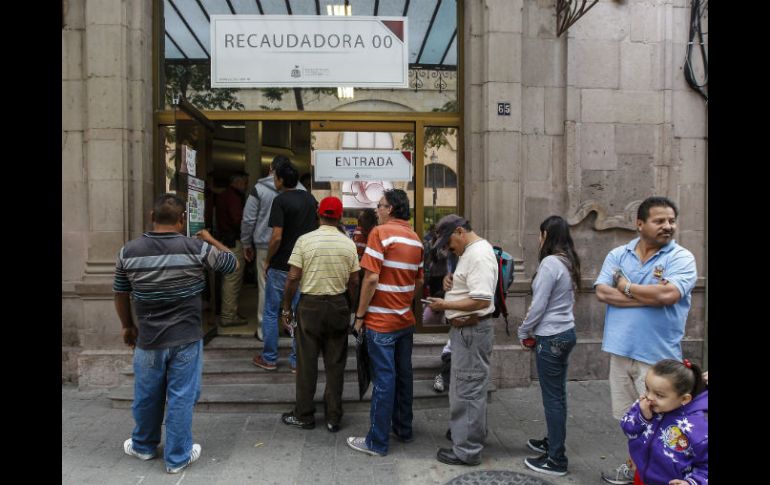 Los cumplidores se dieron cita desde temprana hora de la mañana en las distintas recaudadoras de la metrópoli. EL INFORMADOR / A. Hernández