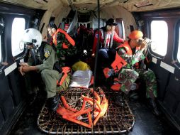 Desde el helicóptero, el equipo de búsqueda observa el océano en espera de nuevos hallazgos que esclarezcan el siniestro. AFP / B. Indahono