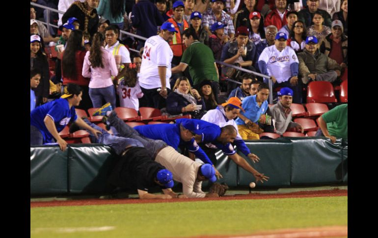 Las gradas del Estadio lucen a tope en este juego ante los Venados de Mazatlán. EL INFORMADOR / ARCHIVO