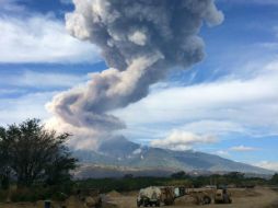 Esta explosión registra una columna de humo de más de tres mil metros de altura. TWITTER / @svcalderonn