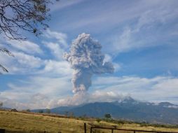 Una de las explosiones del Volcán de Colima de hoy alcanzó los tres mil metros de altura, según autoridades. ESPECIAL / Protección Civil Jalisco