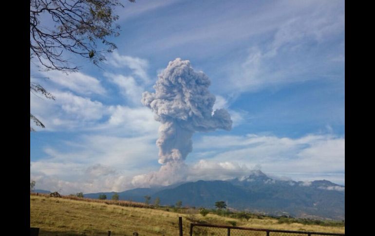 Una de las explosiones del Volcán de Colima de hoy alcanzó los tres mil metros de altura, según autoridades. ESPECIAL / Protección Civil Jalisco