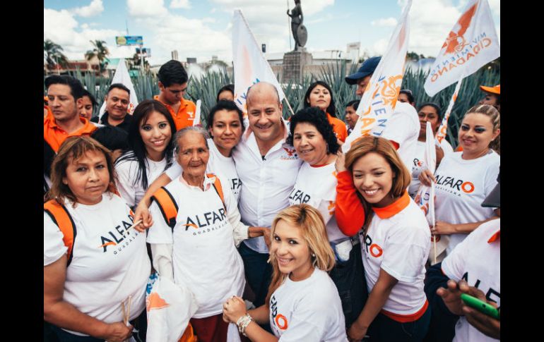 Cerca de 400 simpatizantes le acompañan en la pega de calcas. ESPECIAL / Flickr / Enrique Alfaro