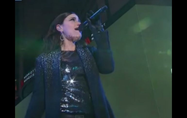 Idina Menzel participa en los festejos por el fin de año en Times Square. YOUTUBE / Live! 2015