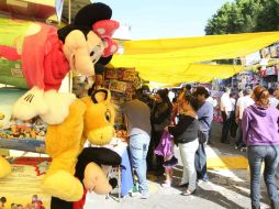 Los vendedores explican las ventajas de los juguetes antiguos, además del precio y de propiciar actividades físicas. NTX / ARCHIVO