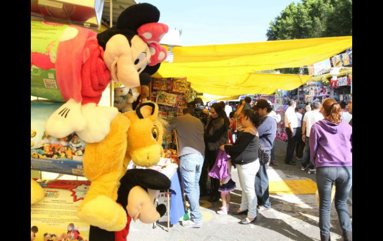 Los vendedores explican las ventajas de los juguetes antiguos, además del precio y de propiciar actividades físicas. NTX / ARCHIVO