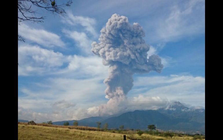 Tras la explosión, el Volcán de Colima lució un hongo de vapor y cenizas. ESPECIAL / Protección Civil Jalisco