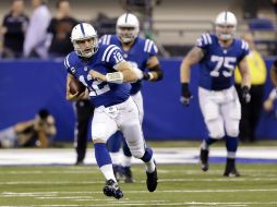 El mariscal de los Potros, Andrew Luck, lanza para 376 yardas y un touchdown en el partido. AP / M. Conroy