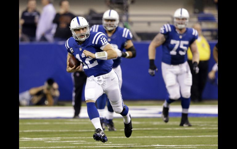 El mariscal de los Potros, Andrew Luck, lanza para 376 yardas y un touchdown en el partido. AP / M. Conroy