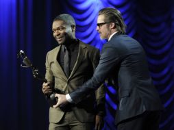 Brad Pitt presenta a David Oyelowo como el actor revelación. AP / C. Pizzello