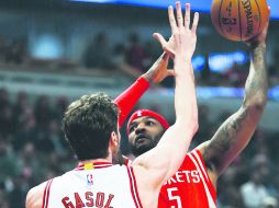 Impasable. E español Pau Gasol mostró un sólido juego defensivo que le perimitió a los Bulls hilar su tercera victoria consecutiva. EFE / T. Maury