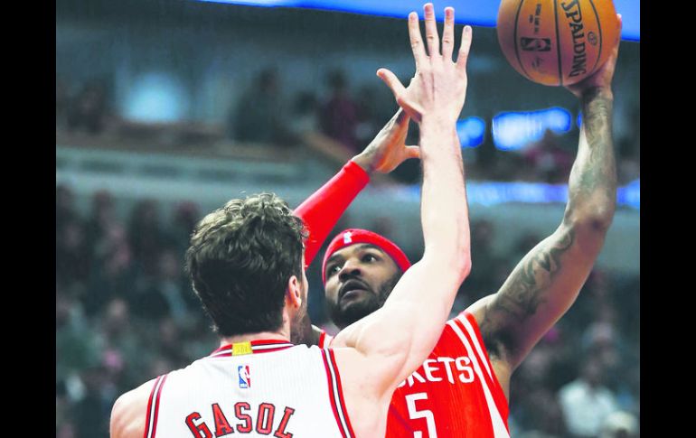 Impasable. E español Pau Gasol mostró un sólido juego defensivo que le perimitió a los Bulls hilar su tercera victoria consecutiva. EFE / T. Maury