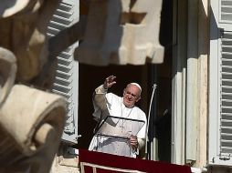 El Papa Francisco bendice a los miles de fieles congregados desdes una ventana del Palacio Apostólico durante la oración del Ángelus. EFE / E. Ferrari