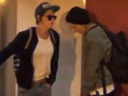 Kristen y Alicie Cargile son captadas a su regreso de Hawai en el aeropuerto de Los Ángeles. YOUTUBE / Got Pap