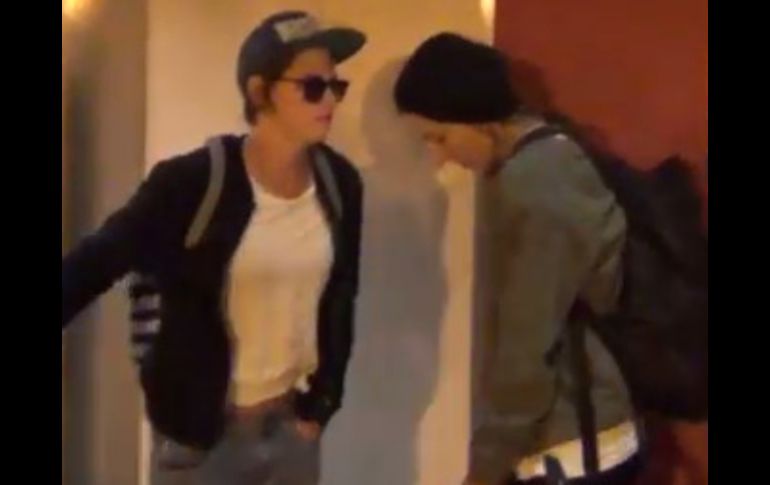 Kristen y Alicie Cargile son captadas a su regreso de Hawai en el aeropuerto de Los Ángeles. YOUTUBE / Got Pap