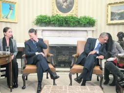 Los presidentes Enrique Peña Nieto y Barack Obama son asistidos por intérpretes durante la conferencia de prensa en Washington. AP /