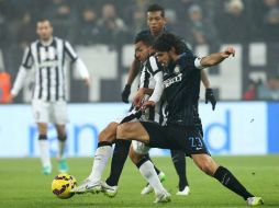 Carlos Tevez (de blanco y negro) abrió el marcador en favor de la Juventus. AFP / M. Bertorello