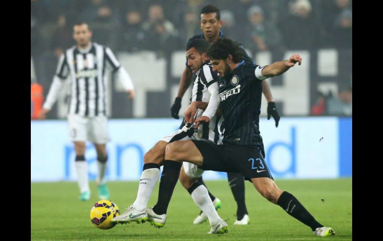 Carlos Tevez (de blanco y negro) abrió el marcador en favor de la Juventus. AFP / M. Bertorello