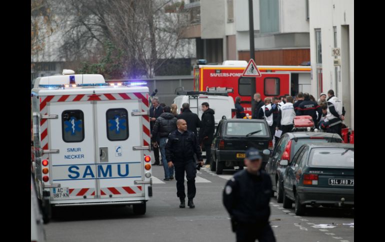 El ataque es contra el semanario satírico francés ''Charlie Hebdo''; deja al menos 12 muertos. AP / T. Camus