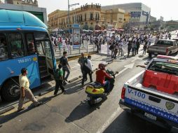 El cierre fue en la calle Obregón, en su cruce con la Calzada Independencia. Además, se obstruyó el paso del Macrobús. EL INFORMADOR / ARCHIVO