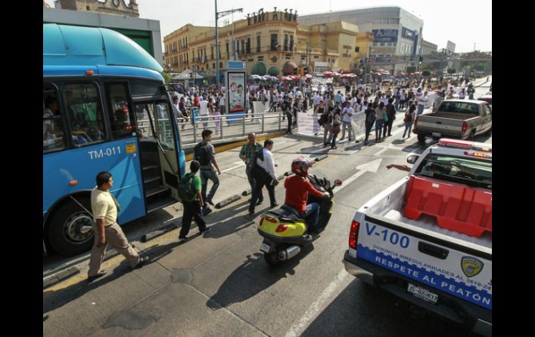 El cierre fue en la calle Obregón, en su cruce con la Calzada Independencia. Además, se obstruyó el paso del Macrobús. EL INFORMADOR / ARCHIVO