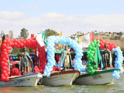 Los Santos Reyes realizan su recorrido por la laguna para ésta sea favorecida por la pesca y el temporal. EL INFORMADOR / M. Vargas