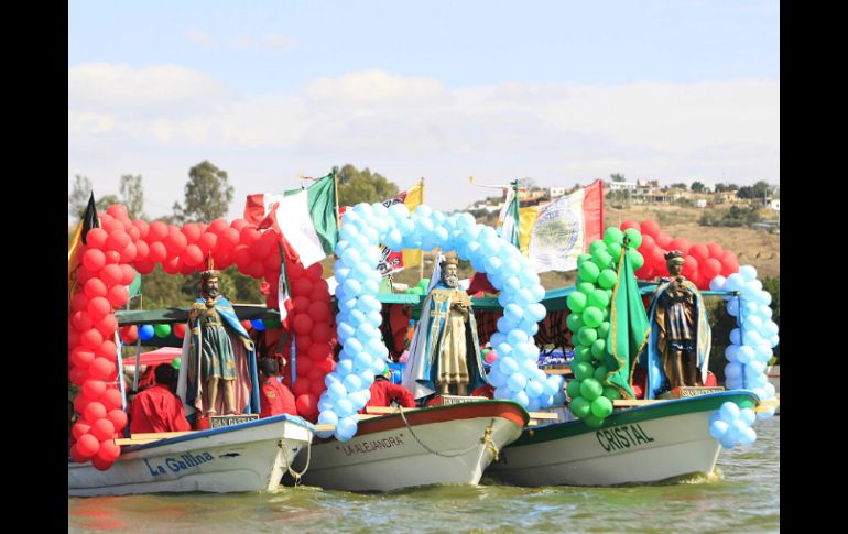 Los Santos Reyes realizan su recorrido por la laguna para ésta sea favorecida por la pesca y el temporal. EL INFORMADOR / M. Vargas