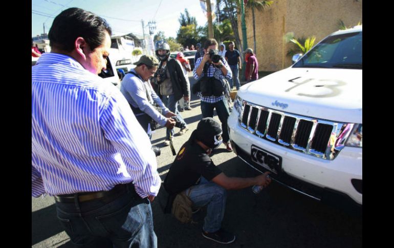 Su camioneta de lujo fue marcada con el número 43, CETEG y la consigna de 'Ayotzi VIVE'. SUN / J. Ríos