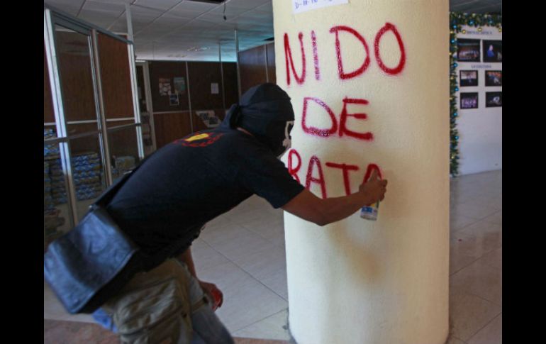 Los manifestantes por Ayotzinapa han asegura que no habrá elecciones en el estado, pese a que el INE se prepare para ello. SUN / J. Ríos