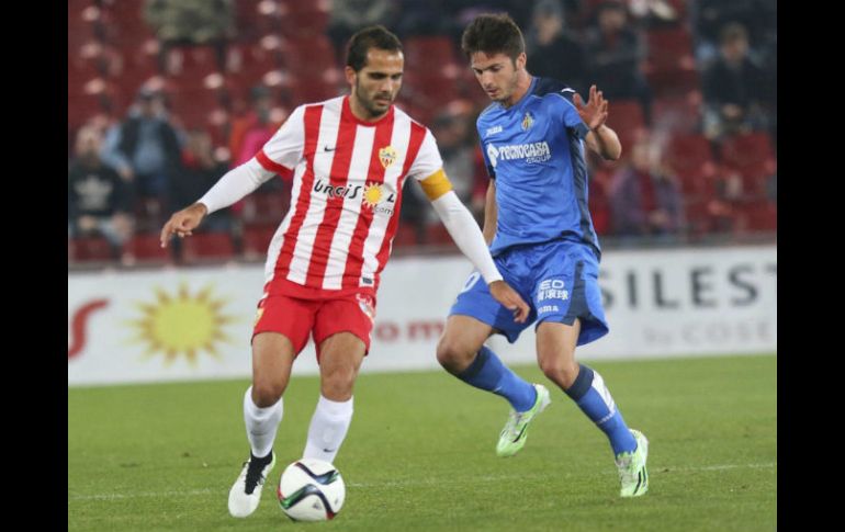 Con un tanto en cada portería, Verza (con el balón) fue el jugador más destacado. EFE / C. Barba