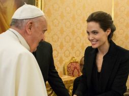 Angelina Jolie recibe un saludo del Papa y algunos regalos del Vaticano. EFE / Osservatore Romano