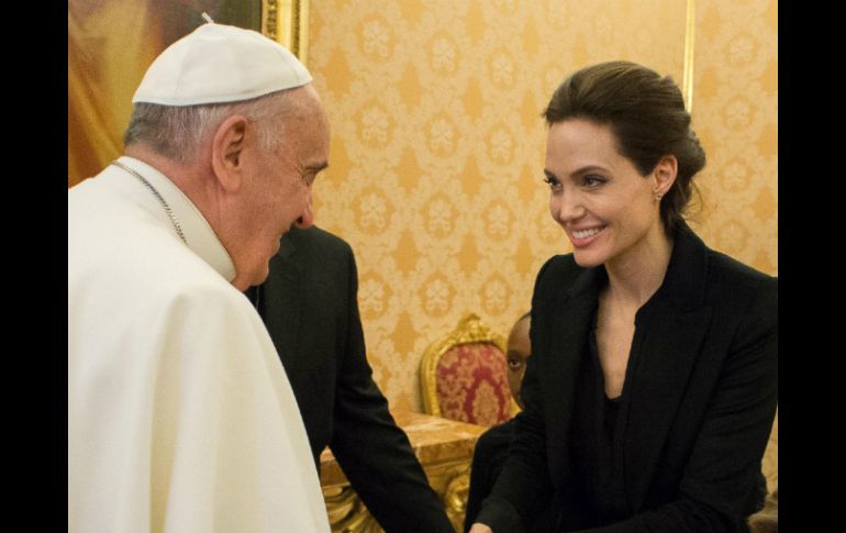 Angelina Jolie recibe un saludo del Papa y algunos regalos del Vaticano. EFE / Osservatore Romano