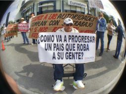 Los manifestantes lamentan que ninguna persona los haya atendido en las oficinas locales de la Condusef. EL INFORMADOR / A. García