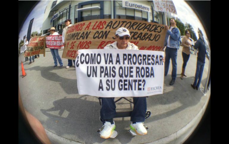 Los manifestantes lamentan que ninguna persona los haya atendido en las oficinas locales de la Condusef. EL INFORMADOR / A. García