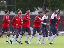 El volante chileno Rodrigo Millar encabeza al grupo de jugadores durante el entrenamiento. MEXSPORT / A. Macías