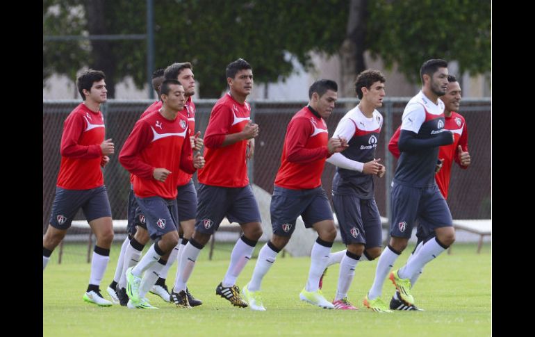 El volante chileno Rodrigo Millar encabeza al grupo de jugadores durante el entrenamiento. MEXSPORT / A. Macías