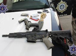 Encuentran un rifle con 29 cartuchos útiles y una pistola con cinco cartuchos en su cargador. FACEBOOK / Policía Guadalajara