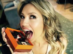 En las fotografías se puede ver a la cantante comiendo chocolates, realizando pruebas y descansando un poco. INSTAGRAM / thalia