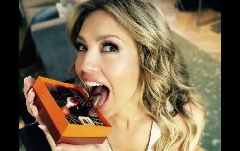 En las fotografías se puede ver a la cantante comiendo chocolates, realizando pruebas y descansando un poco. INSTAGRAM / thalia