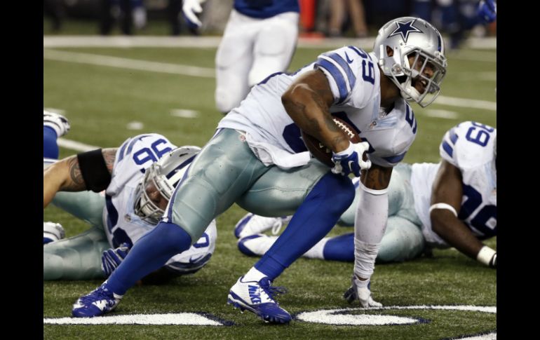 El linebacker de Dallas, Anthony Hitchens (59), corre después de una intercepción durante partido de la NFL el pasado 21 de diciembre. AP / ARCHIVO