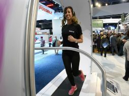 La modelo Nikki Obra, corre en caminadora mientras lleva auriculares inalámbricos que reducen el ruido y miden la frecuencia cardíaca. AFP / E. Miller